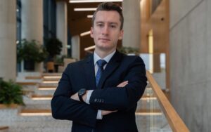Oto kilka propozycji unikalnych tytułów oddających sens oryginału: 1. Światowe tendencje i sytuacja makroekonomiczna sprzyjają polskiemu rynkowi giełdowemu 2. Międzynarodowe trendy i czynniki makroekonomiczne napędzają wzrost na naszej giełdzie 3. Globalne uwarunkowania i makrotrendy wzmacniają potencjał krajowej giełdy 4. Korzystne otoczenie makroekonomiczne i światowe trendy szansą dla naszej giełdy 5. Makroekonomiczne impulsy globalne na korzyść polskiej giełdy Daj znać, jeśli chcesz jeszcze inne warianty lub skupienie się na konkretnym słowie.